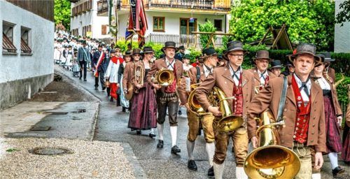 Im gemeinsamen Zug ging es durch das Dorf.Foto nitzsche