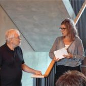 <p>Im Gespräch bei der Vernissage: Galerieleiterin Monika Hauser und Fotokünstler Martin Weiand.</p>