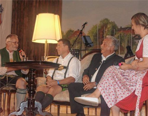 Im Gespräch mit den Moderatoren Hans Huber (links) und Evi Dettl (rechts) waren der Rathausneubau und die Dorferneuerung mit den Ex-Bürgermeistern Bernd Ruth (Zweiter von links) und Konrad Glück (Zweiter von rechts) Themenschwerpunkte.Fotos  Rasch