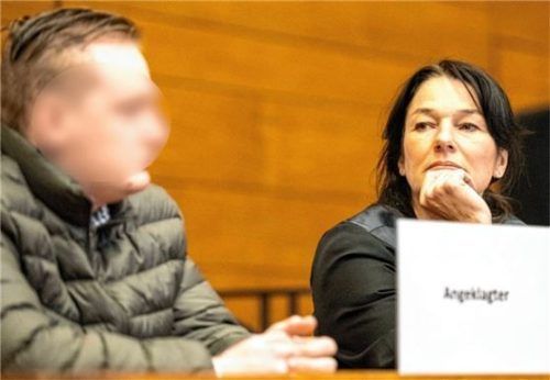 Im großen Saal des Landgerichts Traunstein: Sebastian T. mit seiner Verteidigerin, Regina Rick. Foto re