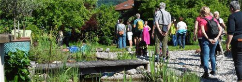 Im prächtigen Garten von Elisabeth Noichl gab es für die Teilnehmer viel zu entdecken. Foto  Eder