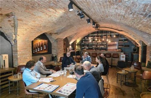 Im Rahmen eines Pressegesprächs wurde das Jubiläumsprogramm der 25. Saitensprünge im Weinkeller des Hotels Das Lindner vorgestellt. Foto re