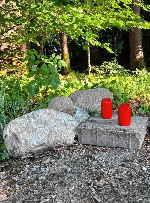 Im Thanner Wald symbolisieren Trauerkerzen das Mitgefühl der Menschen und erinnern an den gewaltsamen Tod von Eman E. aus Bad Aibling. Foto Gerlach
