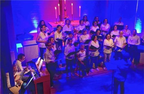In der evangelischen Kirche in Kiefersfelden präsentierte der Audorfer Chor ein stimmungsvolles Programm. Foto re