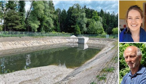 In diesem Becken wird das Oberflächenwasser aus dem Gewerbegebiet Natzing gesammelt, gefiltert und gereinigt wieder im Boden versickert. Warum es nicht richtig funktioniert, erklären Regina Maier vom Bauamt der Gemeinde (rechts oben) und Dr. Hadumar Roch vom Wasserwirtschaftsamt Rosenheim.Fotos Gerlach//Gemeinde Eggstätt/Mischner