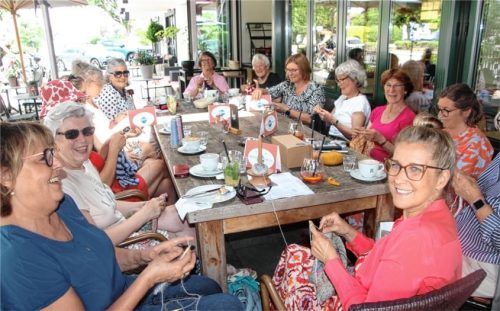 In Gemeinschaft ist Stricken am schönsten – davon sind die Strickerinnen, die sich am World-Wide-Knit-Tag in Brannenburg trafen, überzeugt.Fotos poll