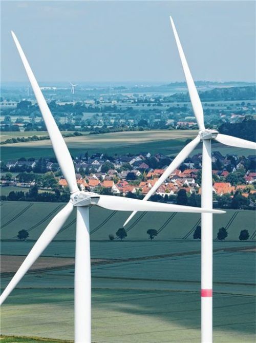 In Siegsdorf hat der Gemeinderat mit knapper Mehrheit dem Regionalplan zur Windenergie zugestimmt. Kritiker befürchten negative Auswirkungen auf Landschaft und Tourismus, während Befürworter auf die Vorteile regenerativer Energie verweisen. Foto dpa