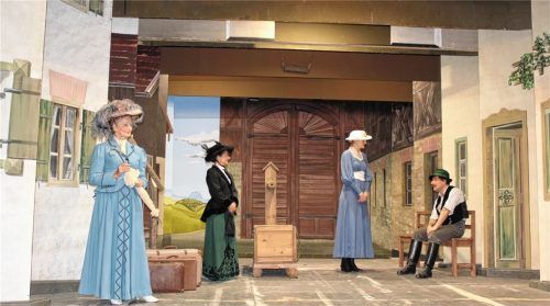 In voller Kostümierung und bereits geschminkt proben die Schauspieler des Volkstheaters Flintsbach vor der detailreich gestalteten Kulisse – ein erster stimmungsvoller Vorgeschmack auf die Inszenierung von „Madame Bäurin“. Foto steffenhagen