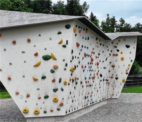In Workshops der Offenen Jugendarbeit Brannenburg-Flintsbach wurden neue Routen an der Boulderwand im Freizeitgelände Waching gesetzt.Foto Stuffer-Chunphetch
