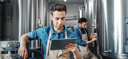 Interaktive Lernsysteme unterstützen Auszubildende und Ausbilder im Handwerk. Foto adobestock/prostock-studio