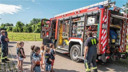 Interessiert hörten die drei Gruppen – Pandas, Dinos und Delfine – den Feuerwehrmännern zu. Fotos stache