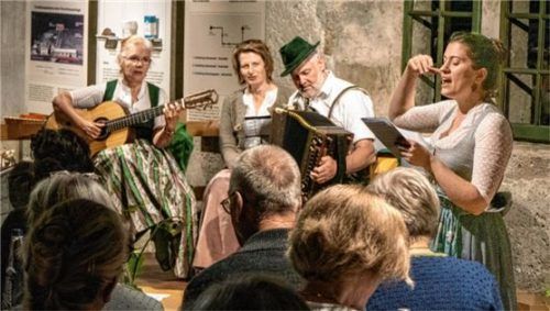 „Jodeln ohne Diplom“ heißt der Auftrag der Volksmusikpflege des Bezirks Oberbayern, mit dem Antonia Kreppert (rechts) ihre Zuhörer begeistert und erfolgreich zum Mitjodeln motiviert. Im Hintergrund der Chiemseewinkl Dreigesang mit (von links) Liesi Huber, Gitti Edtmayer und Sepp Messerer. Foto  Flug