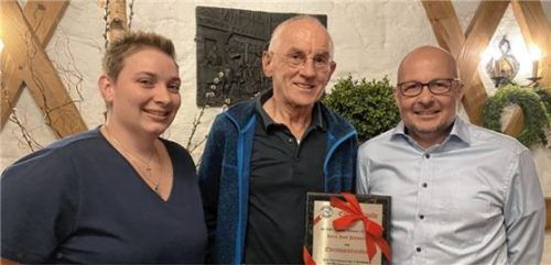 Josef Pichlmeier (Mitte) wurde zum Ehrenvorsitzenden ernannt. Dritte Vorsitzende Barbara Brandmaier und Vorsitzender Thomas Batt gratulierten. Foto TSV Rohrdorf-Thansau
