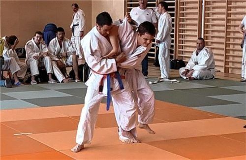 Josef Staudhammer (links) ließ in seinem zweiten Kampf nichts anbrennen. Foto Rita Lunghamer