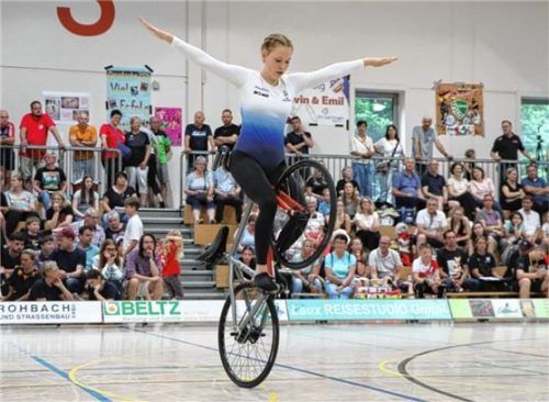 Josefine März fuhr bei der Deutschen Hallenradsportmeisterschaft auf den sechsten Platz. Hier zu sehen ist die 13-Jährige beim Lenkersitzsteiger. Foto Wilfried Schwarz