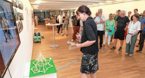 Judith Bader, die Leiterin der städtischen Galerie, erläutert bei einem Rundgang die unterschiedlichen Ansätze der Projekte zur Kunst im öffentlichen Raum, hier vor einem Holzmodell des Konzeptkunstwerks „milk made land“ von Helmut Mühlbacher.Foto efner