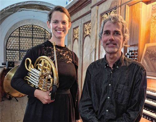 Katharina Waldherr am Horn und der Traunsteiner Kirchenmusiker Manfred Müller an der Orgel. Foto re