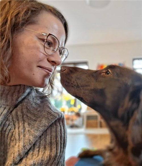 Kathrin Lange hat ihre Ylvi, ein Flat Coated Retriever, von Anfang an mit in die Kita gebracht. Foto privat