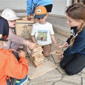 Grundschüler führen Kindergartenkinder durch acht Stationen