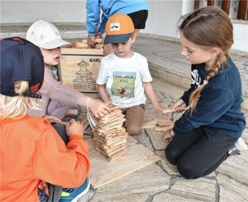 Kinder errichten gemeinsam einen Turm. Foto  Wunderlich