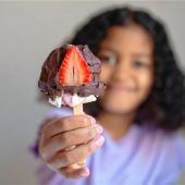 Unwiderstehliche Nascherei: Erdbeer-Joghurt-Eis am Stiel