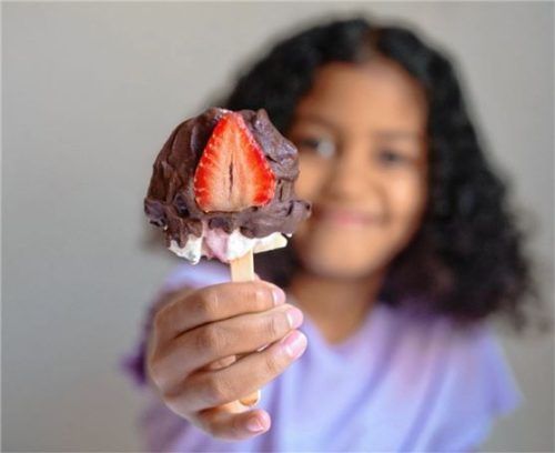 Kinder werden das Erdbeer-Joghurt-Eis am Stiel lieben. Foto Ariane Bille/BVEO/dpa-tmn