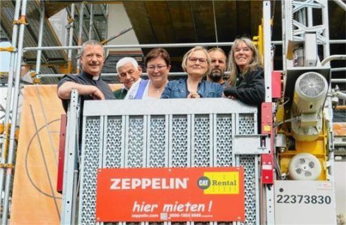 „Kirchliches Inspektionsteam“ auf dem Weg nach oben: (von links) Pfarrer Augustin Butacu, Kirchenpfleger Anton Hell, seine Frau Hanni, Architektin Lydia Lehner, Dachdeckermeister Marcus Grabrucker und die Pfarrverbands-Verwaltungsleiterin Katharina Rottmayr-Czerny.