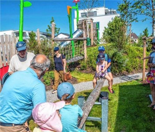 Kolbermoors Bürgermeister Peter Kloo (vorne links) gibt Hilfestellung an der Wippe.