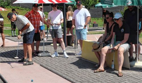 Konzentration und Mannschaftsgeist sowie möglichst wenig Schläge sorgten für Spannung auf den 18 Bahnen der Bad Feilnbacher Minigolfanlage.