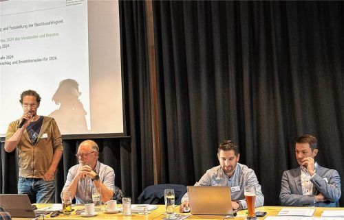 Konzentrierte Gesichter bei der Mitgliederversammlung der Sektion Rosenheim (DAV): (von links) Geschäftsstellenleiter Christoph Schnurr, Vorsitzender Josef Müller, Zweiter Vorsitzender Johannes Knarr und Schatzmeister Thomas Dobner.Foto knarr