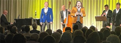 Kräftigen Applaus gab es für die Darbietungen der „Jungen Tenöre“ in der Bruckmühler Kulturmühle. Foto Neuhausen