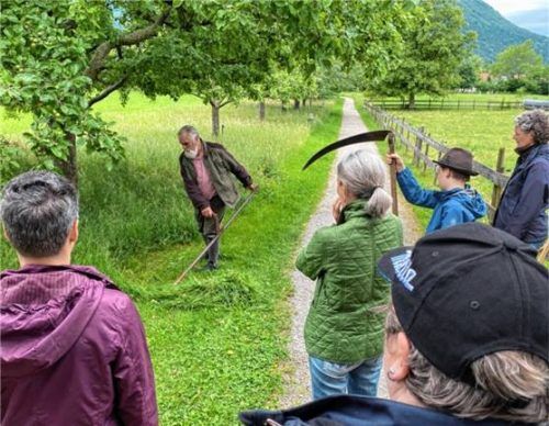 Kursleiter Richard Bals aus Waldhausen zeigt, wie es geht. Foto Kreisverband Traunstein