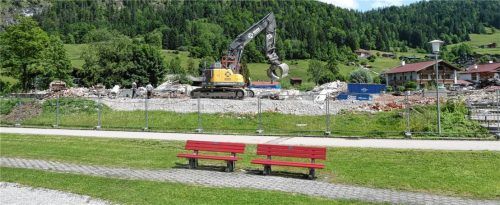Lärm und Staub: Die Abrissarbeiten beim Reit im Winkler Hallenbad vollziehen sich langsamer als gewünscht. Foto  Hauser