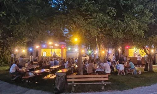 Lauschig wird er, der Pop-up-Bürgerbiergarten im Bruck-an-der-Leitha-Park. Statt Biertischgarnituren wird es Tische und Stühle geben. Die Marktküche sorgt für das leibliche Wohl. Foto Mischi