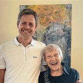 Seniorin malt noch immer mit Leidenschaft