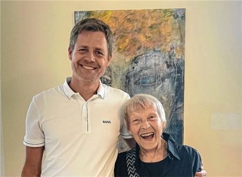 Lebensfreude pur: Künstlerin Magdalene Engels (98) (rechts) mit Michael Schlander (links), Geschäftsführer und Heimleiter des Siebenbürgerheims in Rimsting.Foto  Kirchner