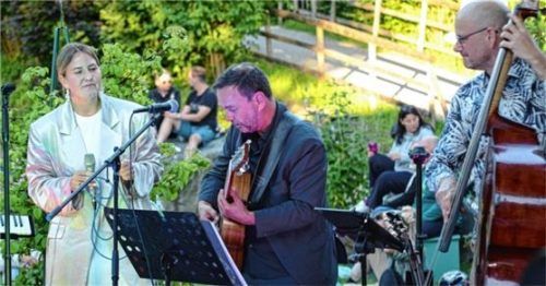 Legen mächtig los: (von links) Nora Bernitt (Gesang), Philipp Stauber (Gitarre) und Sven Faller (Bass).Foto  Anner