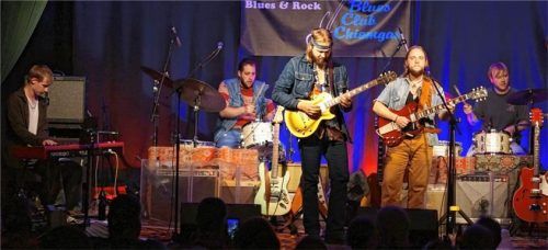 Leif de Leeuw und seine Jungs beim Konzert im Feuerwehrhaus Rimsting.Foto re