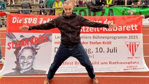Lokalmatador Stefan Kröll sorgte mit seinem Kabarett-Stand-up-Spontanauftritt für den Überraschungs-Coup beim Relegationsspiel seiner Feldkirchner Kicker gegen Tattenhausen. Foto  Neuwirth