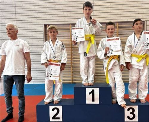 Lukas Horban landete auf Platz zwei und Peter Brunner (Zweiter von rechts) wurde Dritter. Foto KSV Bad Aibling
