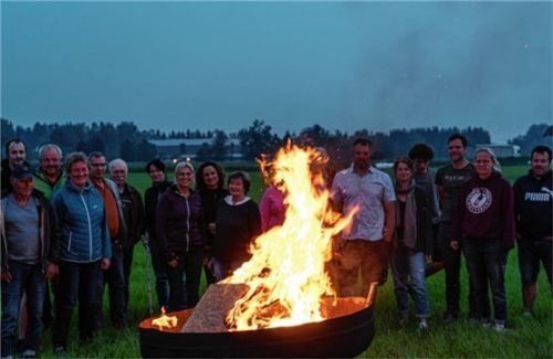 Mahnfeuer in Rohrdorf: Es ging, wie auch in Frasdorf, darum, dass die Politik Lösungen finden muss, um bei Autobahnbaustellen das Ersticken der Anrainergemeinden im Verkehr zu verhindern.Foto Thomae