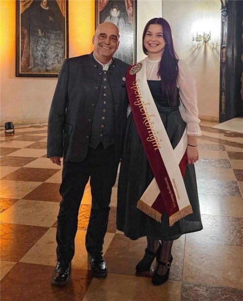 Marion I. beim Empfang in der Residenz und an ihrer Seite Werner Fünfer, Erster Vorsitzender der Spenglermeistervereinigung. Foto privat