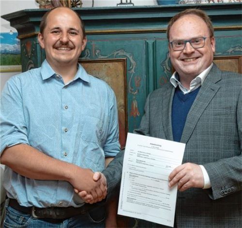 Martin Hötzelsperger wurde von Bürgermeister Andreas Friedrich herzlich als Mitarbeiter empfangen. Foto  Berger