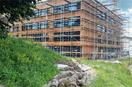 Mehr als 46 Millionen Euro sind für den Neubau der Grund- und Mittelschule in Bad Endorf eingeplant. Zusätzliche sieben Millionen Euro sind in Reserve, um mögliche Preissteigerungen abzufangen. In welchem Umfang dieses Geld benötigt wird, steht noch nicht fest. Foto Thomae