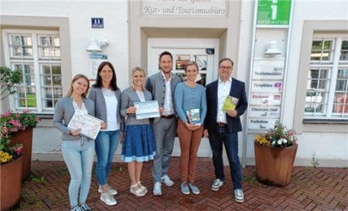 Menschen statt Ticketautomaten: (von links) Leonie Muschalla, Andrea Stephan und Stefanie Sattlberger (Mitarbeiterinnen Tourismusbüro), Florian Tatzel (Leitung Tourismusbüro), Martina Binsteiner-Witzl (stellvertretende Leiterin Tarif und Teamleiterin Kundencenter BRB) und Tobi Huber (Fachbereichsleiter Kultur, Tourismus & Wirtschaftsförderung Markt Prien). Foto re