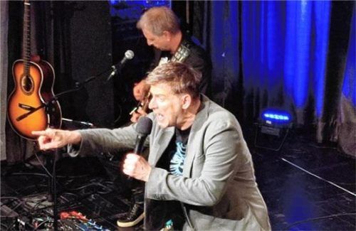 Michael Altinger, musikalisch begleitet von Andreas Rother (hinten). Foto auer