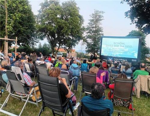 Mit Campingstühlen und Decken kommen die Bruckmühler Besucher ins Open-Air-Kino. Bei Einbruch der Dunkelheit wird der Film gestartet. Foto mischi
