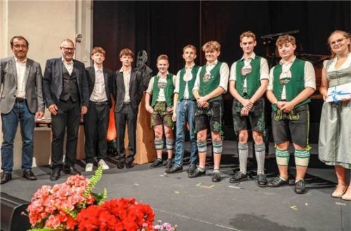 Mit dem Max-Fürst-Jugendpreis ausgezeichnet wurden die Teilnehmer eines P-Seminars am Chiemgau-Gymnasium Traunstein, die 650 Jahre Stadtgeschichte als Multimediashow aufbereitet haben. Diese ist als Großprojektion bei den Jubiläumsfeierlichkeiten am 4. Juli zu sehen.