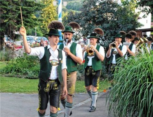Mit einem kraftvollen „Bozener Bergsteigermarsch“ und prächtigen Einzug eröffneten Stefan Kirchberger und seine Musiker die erste Lichterserenade in diesem Jahr.