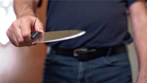 Mit einem langen Küchenmesser hat ein 39-Jähriger Mann im September 2024 seiner Freundin in den Rücken gestochen (Symbolbild). Foto imago